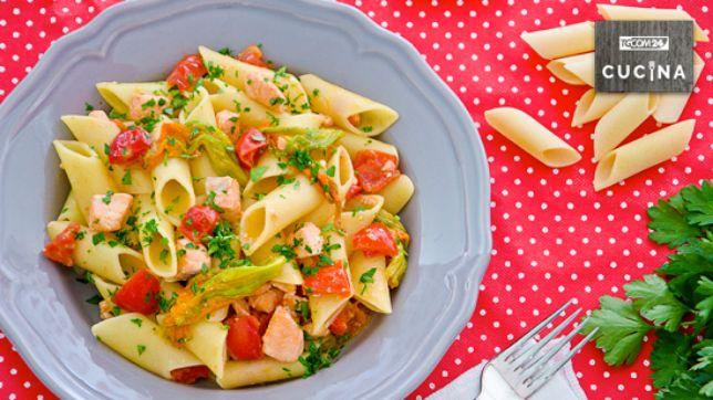 Pasta con salmone e fiori di zucca