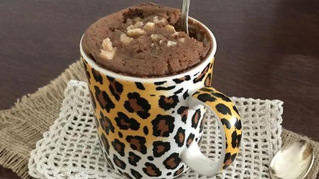 Mug Cake con gocce di cioccolato, noci e caffè