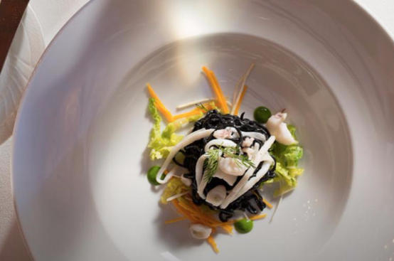 Spaghettini neri alla chitarra, la ricetta stellata dello chef Matteo Rizzo