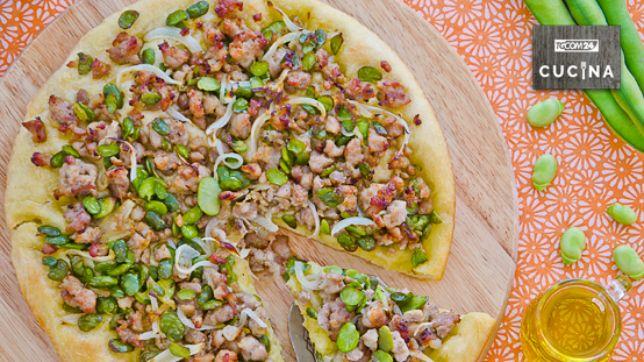 Pizza con fave e salsiccia