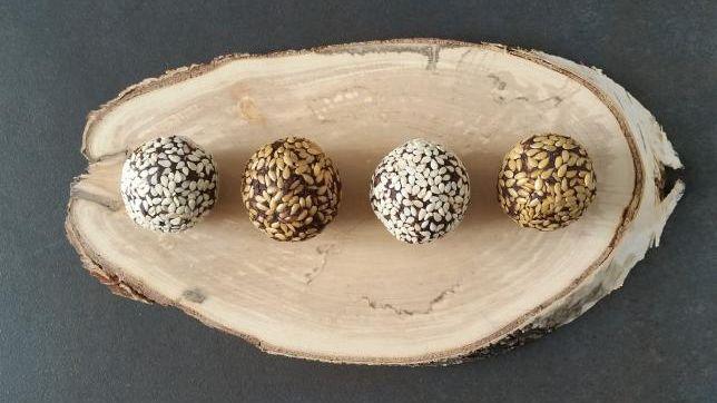 Bonbon alla frutta secca, avocado e cioccolato