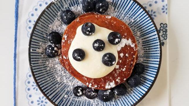 Pancakes vegani con banana yogurt e mirtilli