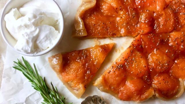 Tarte Tatin d’albicocche al profumo di rosmarino e semi di chia