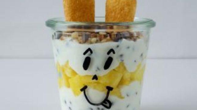 Vasetto di mousse yogurt, ananas e gocce di cioccolato