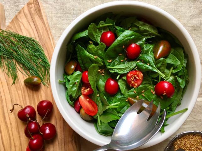 Insalata di baby spinaci, ciliegie e aceto balsamico