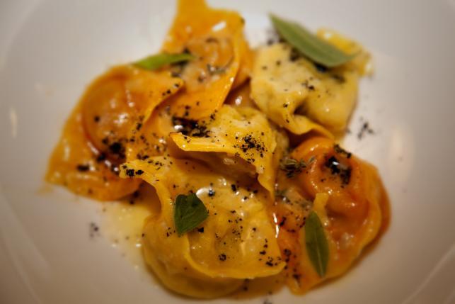 Percorsi stellati: tortelli di pollo e peperoni