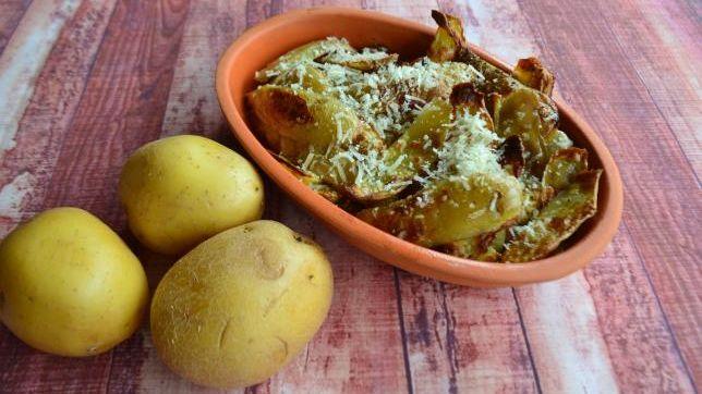 Chips golose di bucce di patate cacio e pepe