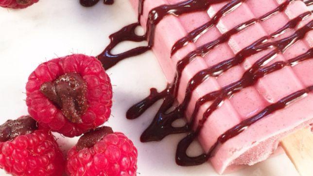 La merenda dell'estate: ghiaccioli mandorla e fragole