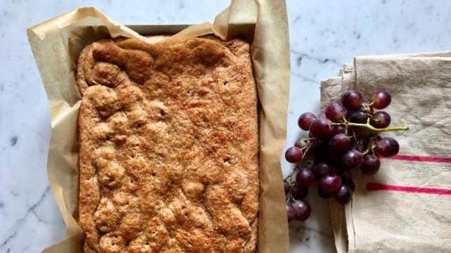 Focaccia integrale farcita con uva nera
