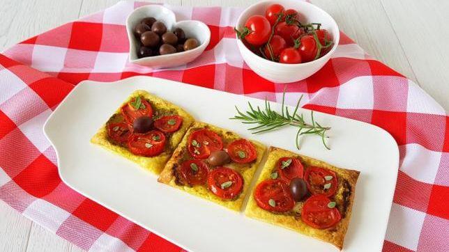 Sfogliatine con pomodorini olive e pesto