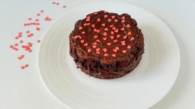 Torta al cioccolato anacardi e avocado