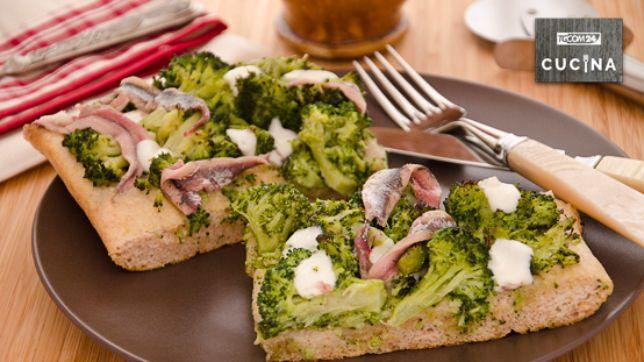 Pizza con broccoli e acciughe