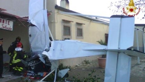 biposto, calabria, aereo caduto, aereo in ristorante, aereo cirò